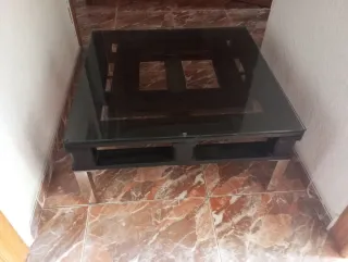 Tavolo da salotto in legno di pallet con vetro