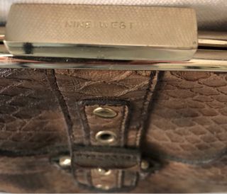 Bolso Nine West efecto piel serpiente