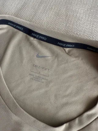 Camiseta Nike Pro Beige Talla L