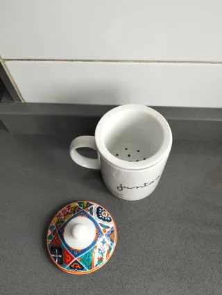 Taza con infusor y tapa decorada