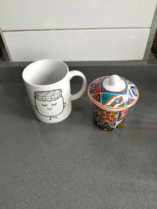 Taza con infusor y tapa decorada