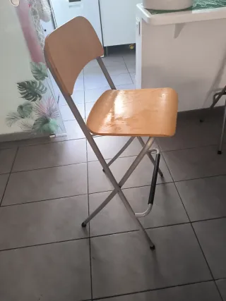 Silla alta plegable Ikea madera y metal.