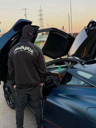 Tuta sportiva con dettagli riflettenti