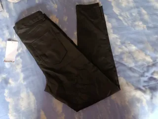 Pantalón efecto cuero Bershka talla 38