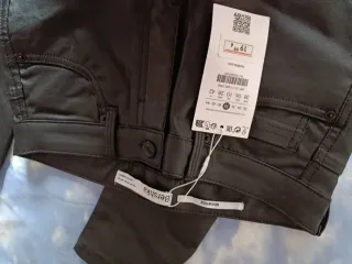 Pantalón efecto cuero Bershka talla 38