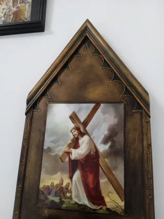 Retablo de madera con campana