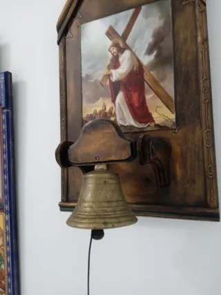 Retablo de madera con campana