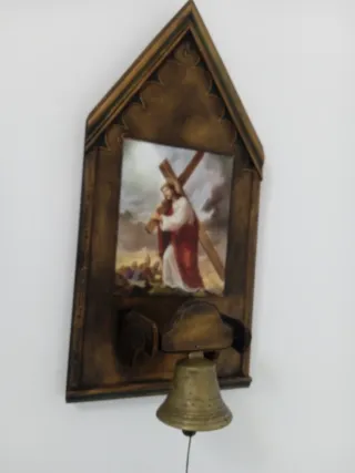 Retablo de madera con campana