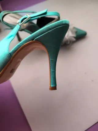 Zapatos de tacón verde azulado con flor