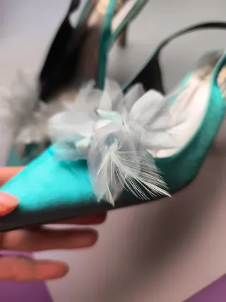 Zapatos de tacón verde azulado con flor