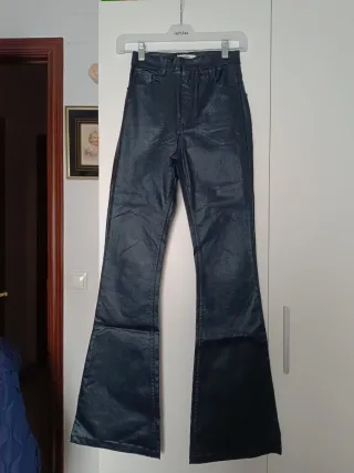 Pantalones campana Pull&Bear negros