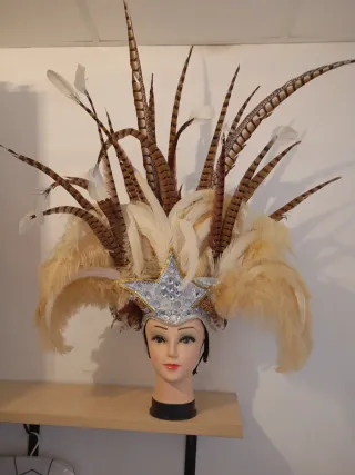 Gorro de comparsa con plumas