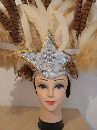 Gorro de comparsa con plumas