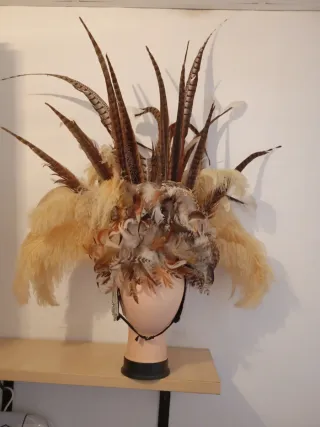 Gorro de comparsa con plumas