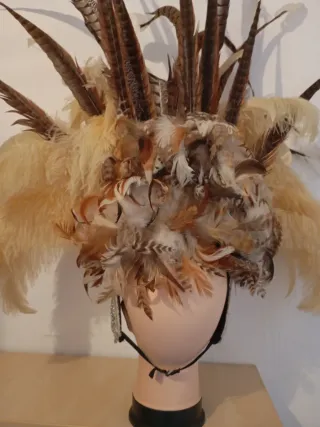 Gorro de comparsa con plumas