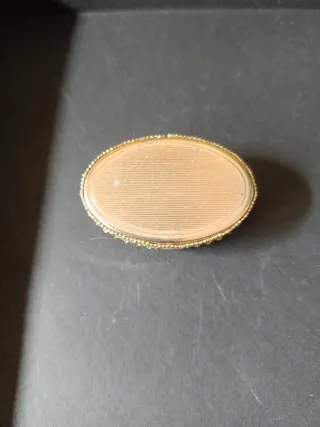 Pastillero antiguo con piedras