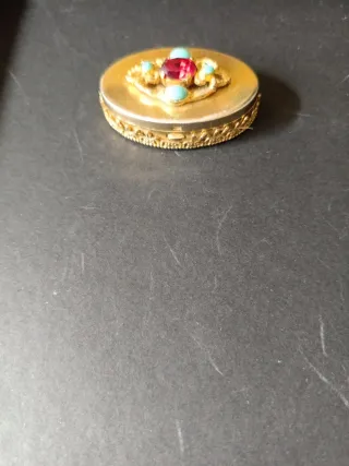 Pastillero antiguo con piedras