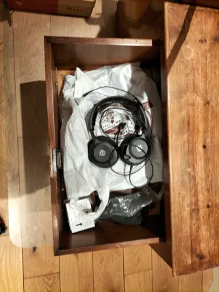 Mesa de madera con cajón antigua