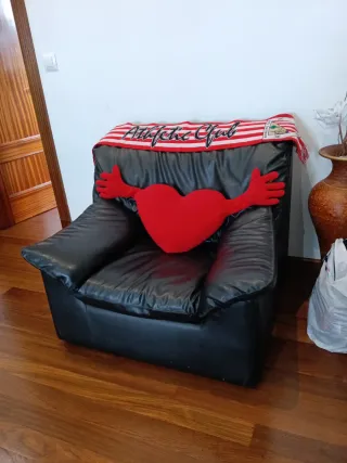 Sillón de cuero negro en Castro Urdiales