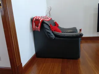 Sillón de cuero negro en Castro Urdiales