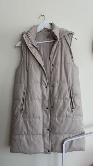 Chaleco acolchado Zara beige con capucha