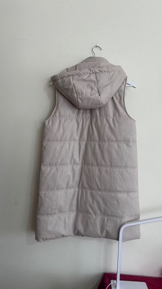Chaleco acolchado Zara beige con capucha