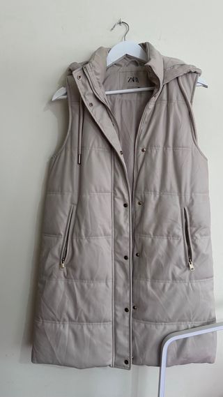 Chaleco acolchado Zara beige con capucha