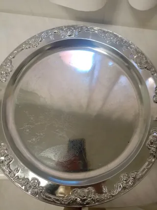 Bandeja redonda plateada decorada