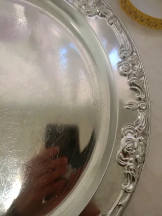 Bandeja redonda plateada decorada