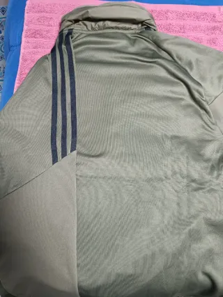 Camiseta deportiva Adidas sin estrenar