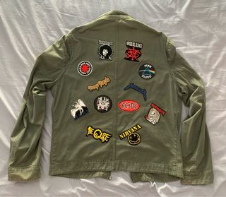 Chaqueta militar con parches