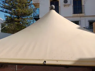 Carpa o cenador de jardín (sin la mesa)