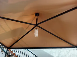 Carpa o cenador de jardín (sin la mesa)