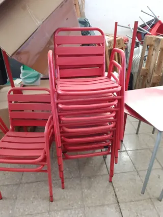 Sillas de aluminio rojas apilables
