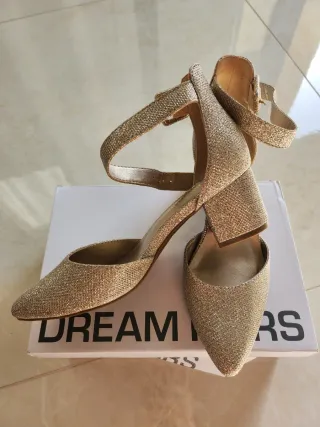 Zapatos de tacón dorados brillantes