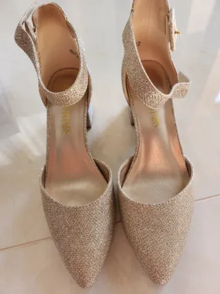 Zapatos de tacón dorados brillantes
