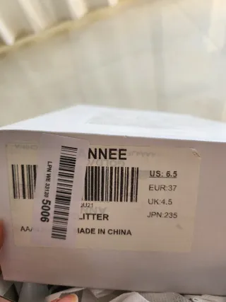 Zapatos de tacón dorados brillantes