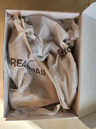 Zapatos de tacón dorados brillantes