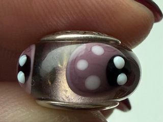 Charm Pandora Morado con Puntos Blancos