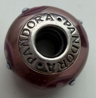 Charm Pandora Morado con Puntos Blancos