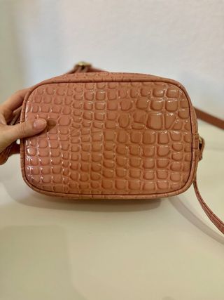 Bolso bandolera coral/rosa efecto cocodrilo