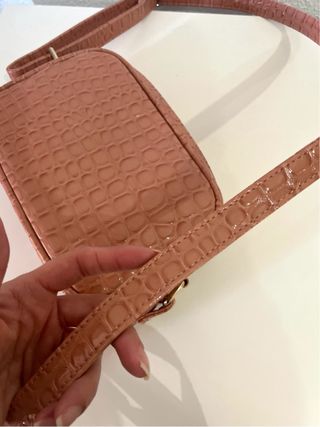 Bolso bandolera coral/rosa efecto cocodrilo