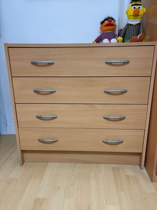 Armario y cómoda de madera