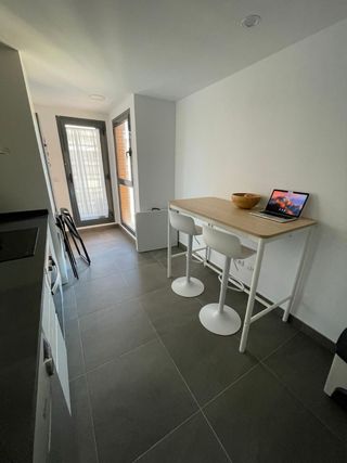 Mesa alta y 2 taburetes