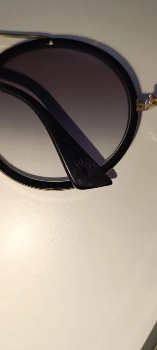 Gafas de sol Gucci negras y doradas