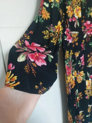 Vestido Zara floral negro talla XS