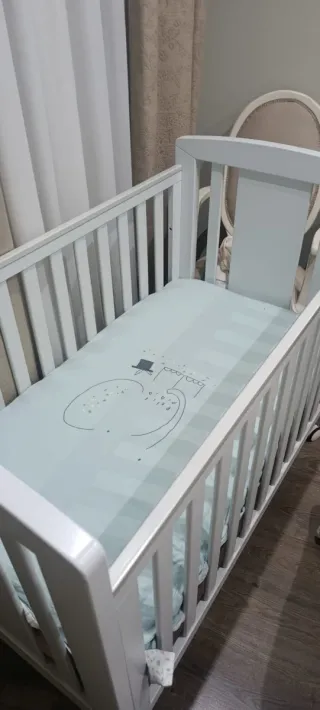 Cuna blanca con estampado de elefante