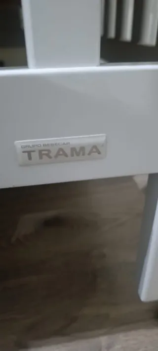 Cuna blanca con estampado de elefante