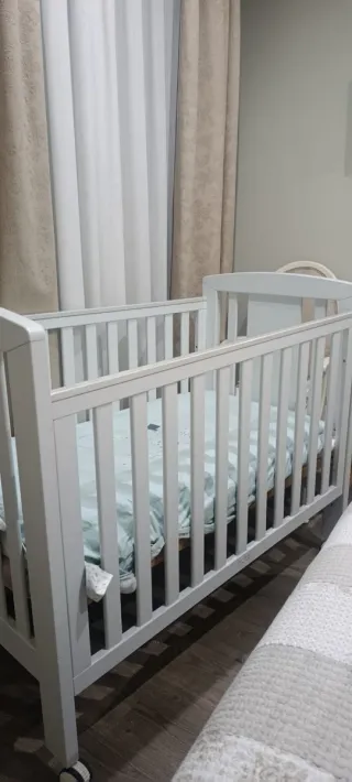 Cuna blanca con estampado de elefante