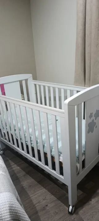 Cuna blanca con estampado de elefante